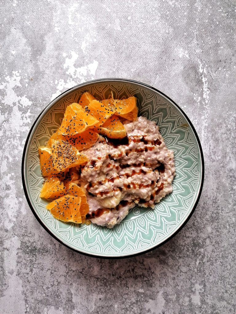 Owsianka ze skyrem jagodowym i pomarańczą